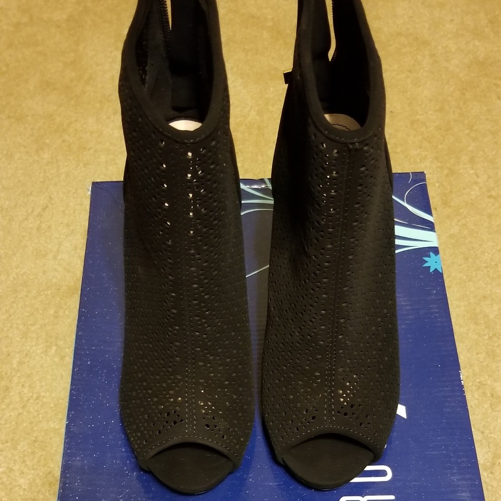 Rouge Perton-79 Black Heels